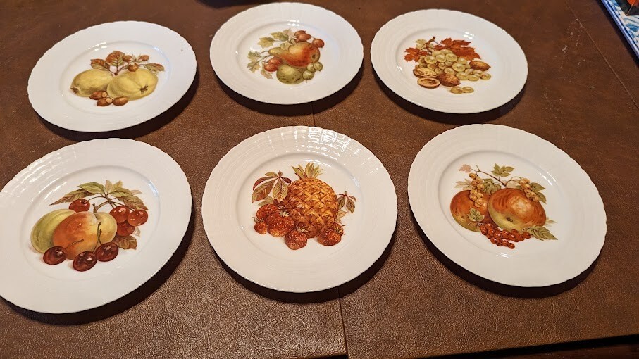 HUTSCHENREUTHER SET OF 6 DESSERT PLATES FRUITS 7 3/4