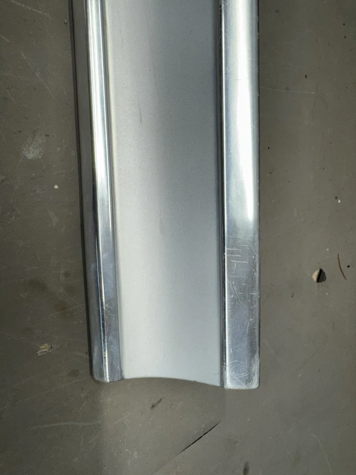 1964 Chevy Impala porta-malas moldura aplique acabamento deck tampa enseada letras emblema fabricante de equipamento original - Imagem 2 de 4