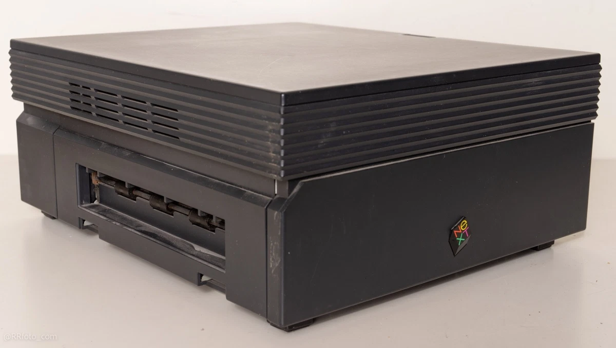 NeXT Cube N1000 (1988) Upgrade 68040 25MHz – 2Go HD 16Mo RAM – Base Only