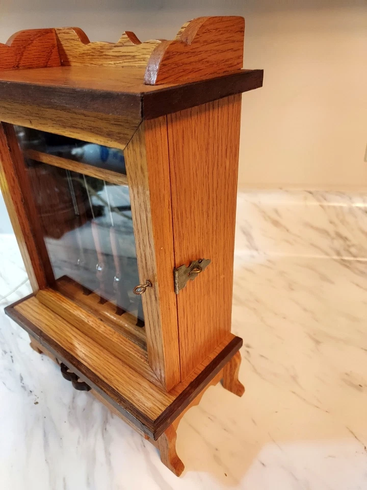 Vintage Miniature Gun Cabinet With 5 Shot Guns  13Hx9Wx5D - Image 3 of 4