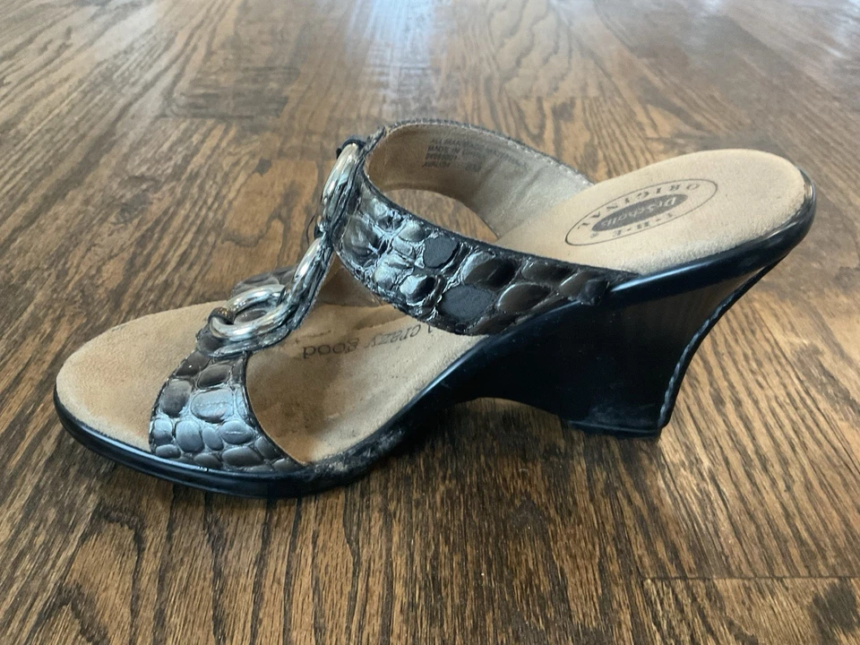 Sandálias anabela Dr. Scholl's Avalon Crazy Good cinza crocodilo em relevo Avalon tamanho 8 M - Imagem 4 de 4