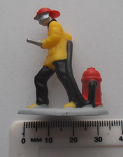 PLASTIC USA FIREMAN FIGURE WITH HOSE AND FIRE HYDRANT