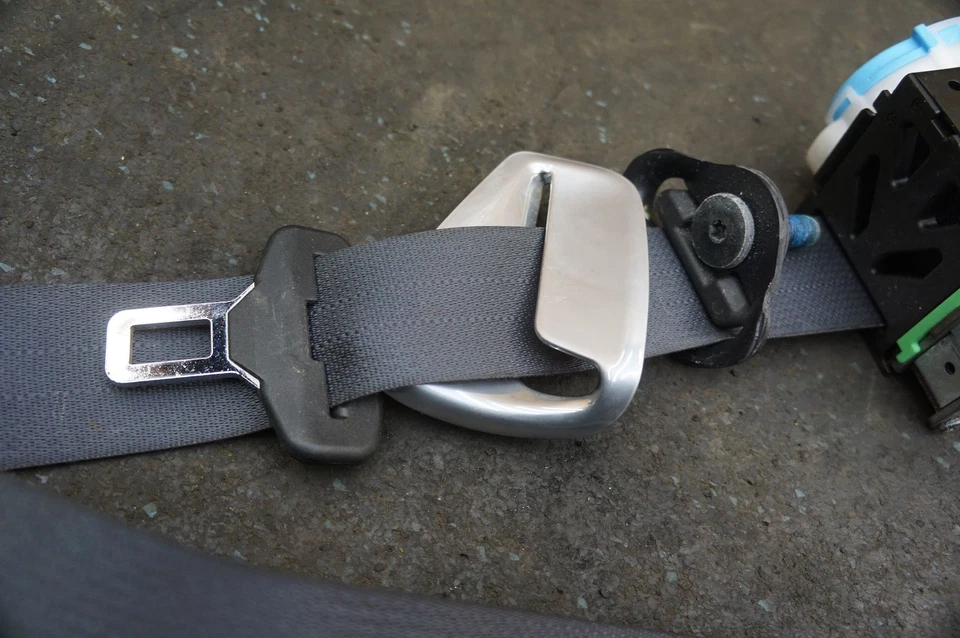 Retractor de cinturón de seguridad delantero izquierdo AD43-611B70-ADW OEM Aston Martin Rapide 2010 Foto 3 de 4