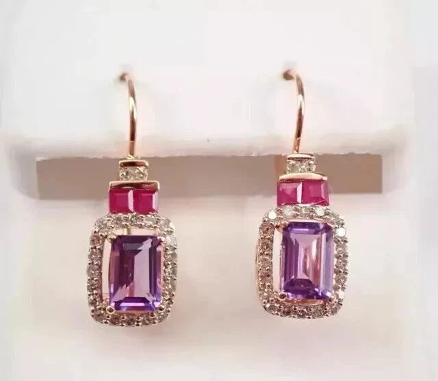 Pendientes colgantes de halo de corte esmeralda de 3 quilates de amatista creados en laboratorio enchapados en oro amarillo de 14 quilates Foto 4 de 4