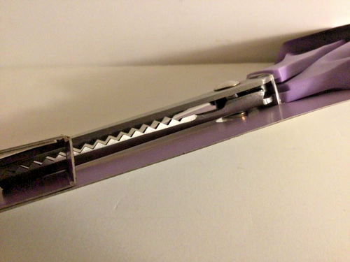 PINKING SHEARS by FISKARS--UNTRA LILAC--for SEWING-CRAFTING-QUILTING--BRAND NEW - Picture 2 of 8
