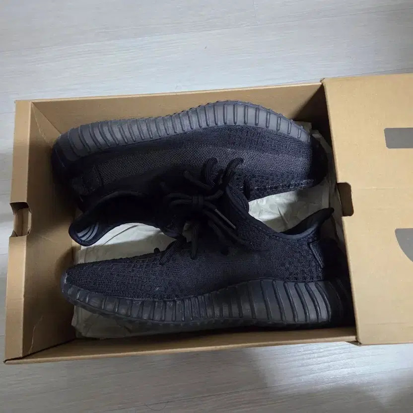 Adidas Yeezy Boost 350 V2 Black Sneakers - Pre-Owned thumbnail 5