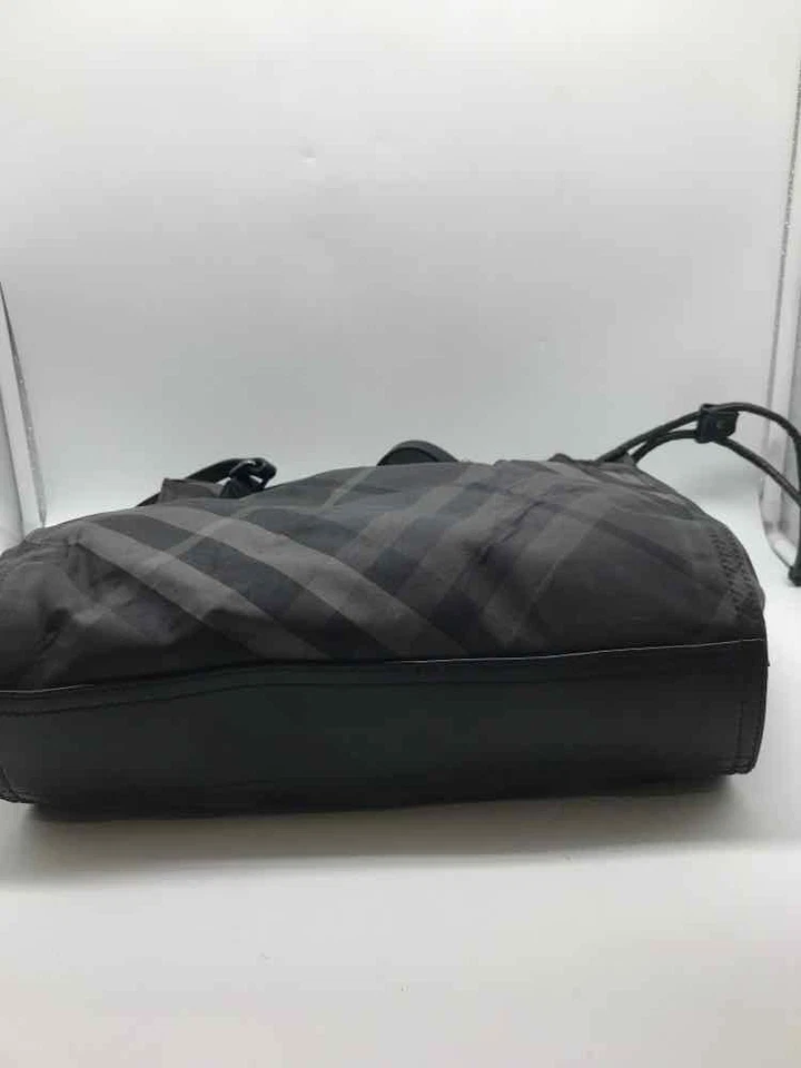 Bolso Bucket Burberry Black House Check de segunda mano Foto 4 de 4