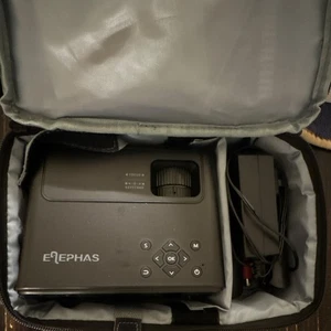 Elephas offre un projecteur de théâtre noir avec étui
