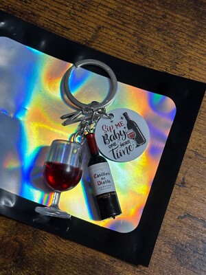 Personalisierter Schlüsselanhänger Anfangsbuchstabe Rotweinglas Flasche Anhänger Sip Me Baby One