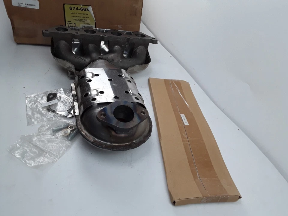 Convertidor catalítico con colector de escape integrado Dorman se adapta a Dodge, Hyundai Foto 3 de 4