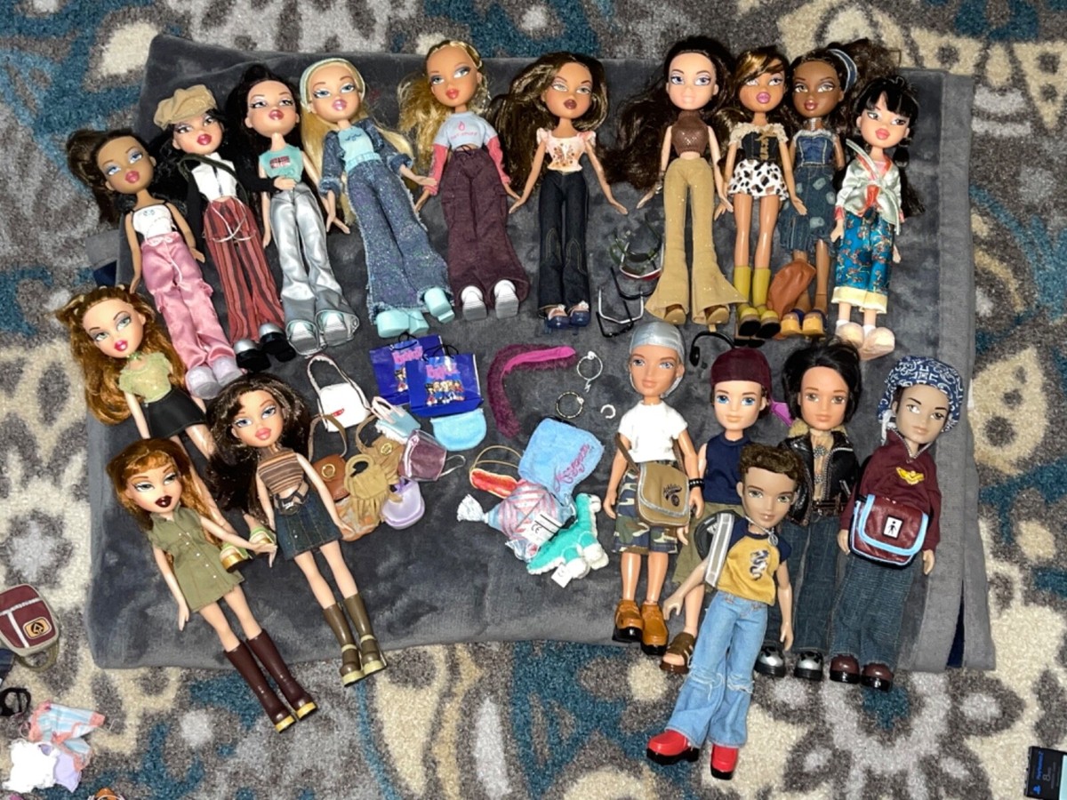 Bratz Doll Huge Lot of 18 Bratz FM Cruiser and Blue