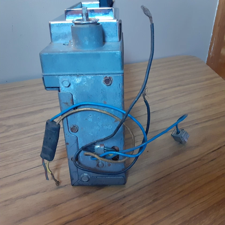 Vintage 1970 Ford Fairlane Montego Original AM Radio D00A-18806-c Untested G3 - Image 4 of 4