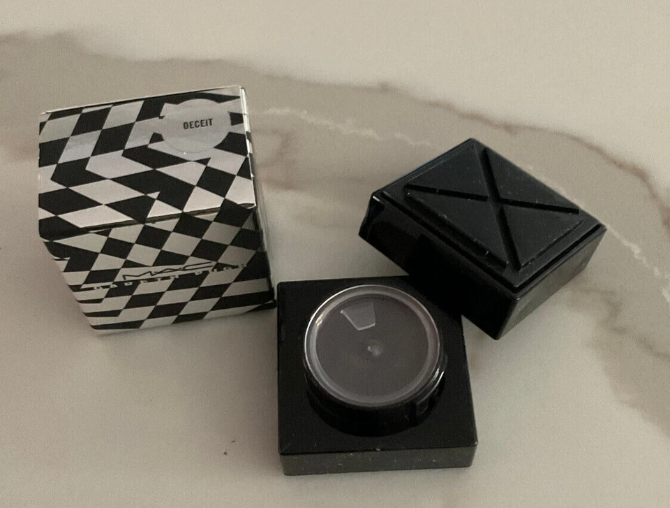 MAC Gareth Pugh Pigment DECEIT - Image 2 of 3