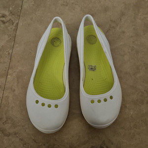Crocs Women’s Ballet Flats Slip On Round Toe White/Yellow Logo Comfort W6