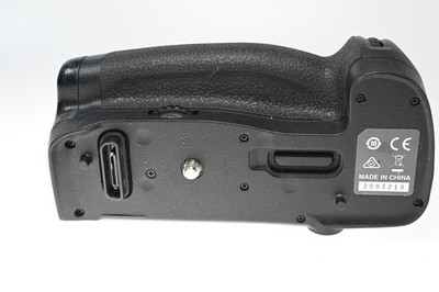 Genuine OEM Nikon MB-D18 Multi-Power Battery Pack Vertical Grip (D850) #G444