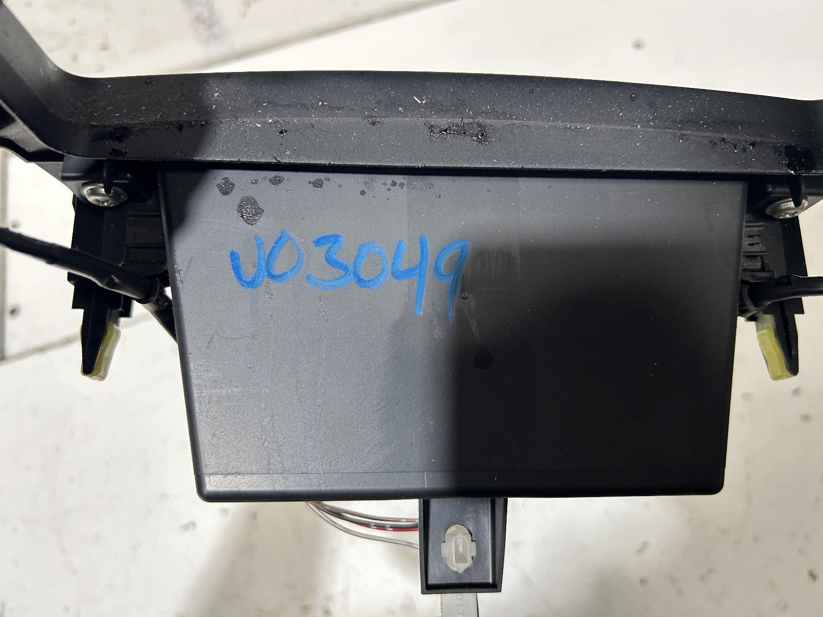 Toyota Kluger Head Unit Fascia with Hazard Switch GSU40 05/2007-03/2014 - thumbnail 3