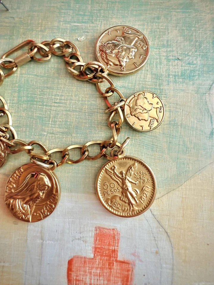 Brazalete de monedas vintage de acero inoxidable enchapado en 18k con oración de señores. Foto 4 de 4