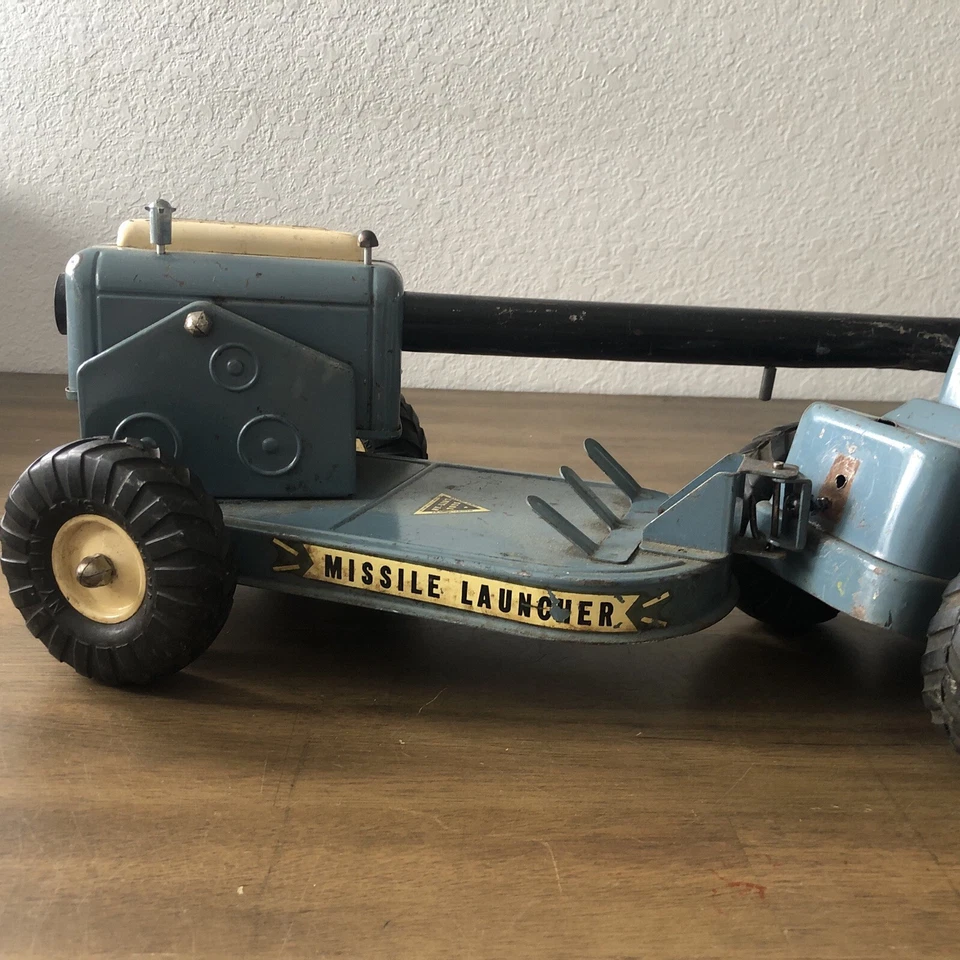 VINTAGE 50's NYLINT NAVAL DEFENSE COASTAL UNIT MISSILE LAUNCHER - Image 4 of 4