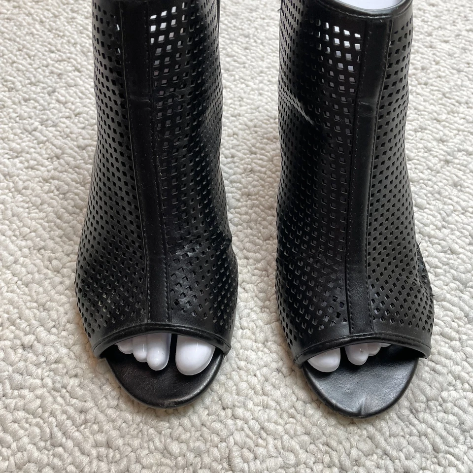 Tacones botín de cuero sintético Merona para mujer perforados con tira trasera para mujer 10 negros Foto 4 de 4