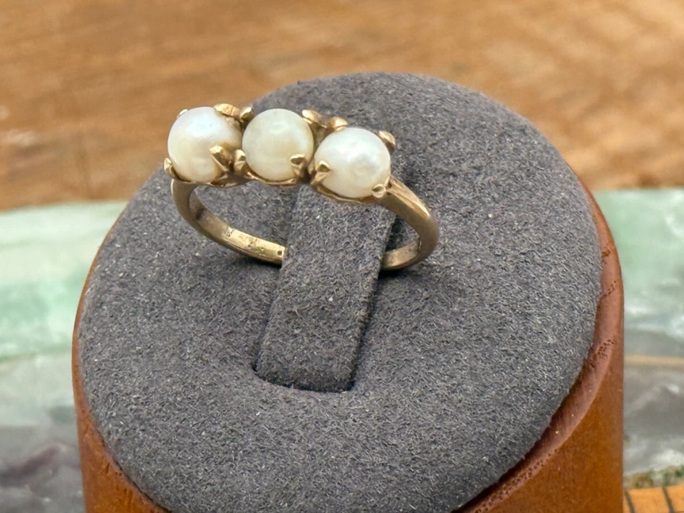 Винтажное коктейльное кольцо из чистого желтого золота 14 карат с 3 жемчугами размер 7,25–1835,25 - Изображение 3 из 4