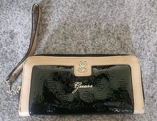 Guess Reiko Print Logo Black Metallic Zip Around Wristlet/Wallet- Pre-owned 