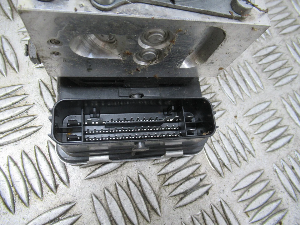 2016 MERCEDES GLC 220D C253 4MATIC AMG 4x4 2.1 DIESEL AUTO MK1 ABS PUMP REF7886 - Image 2 of 4