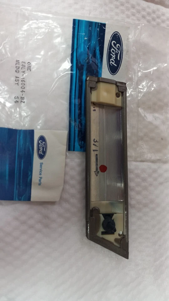 E8LY-16004BZ carrocería moldura lateral delantera izquierda para Lincoln Mark VII 1987 a 1989  Foto 3 de 4