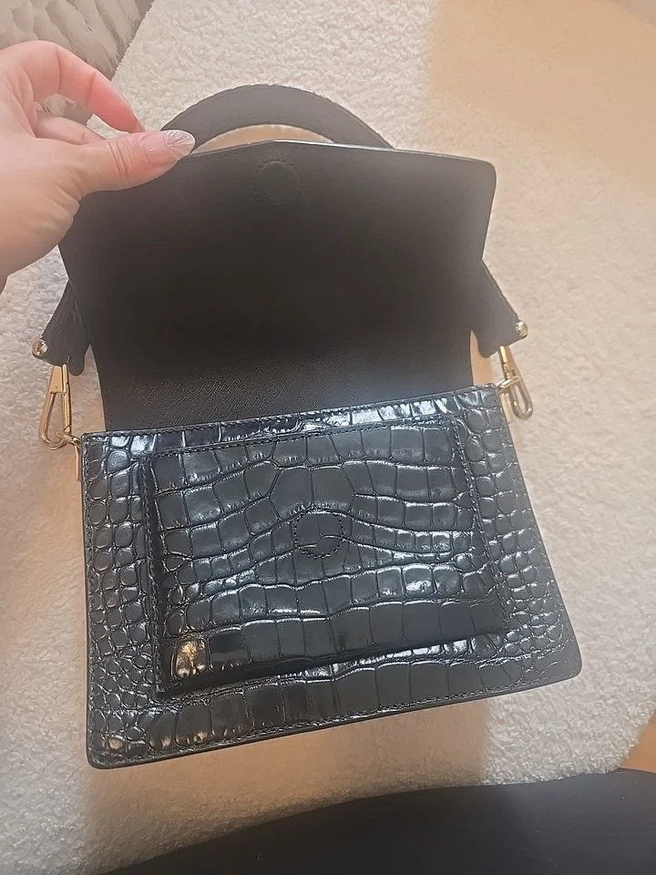 Bolso de hombro Tory Burch Robinson de cuero mediano en relieve de cocodrilo negro Foto 4 de 4