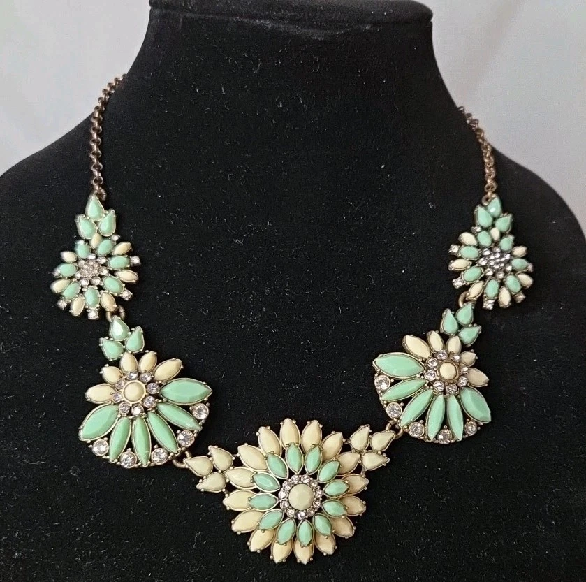 VETEMENTS Collana J Crew verde menta bianco e cristallo dichiarazione floreale usata condizioni