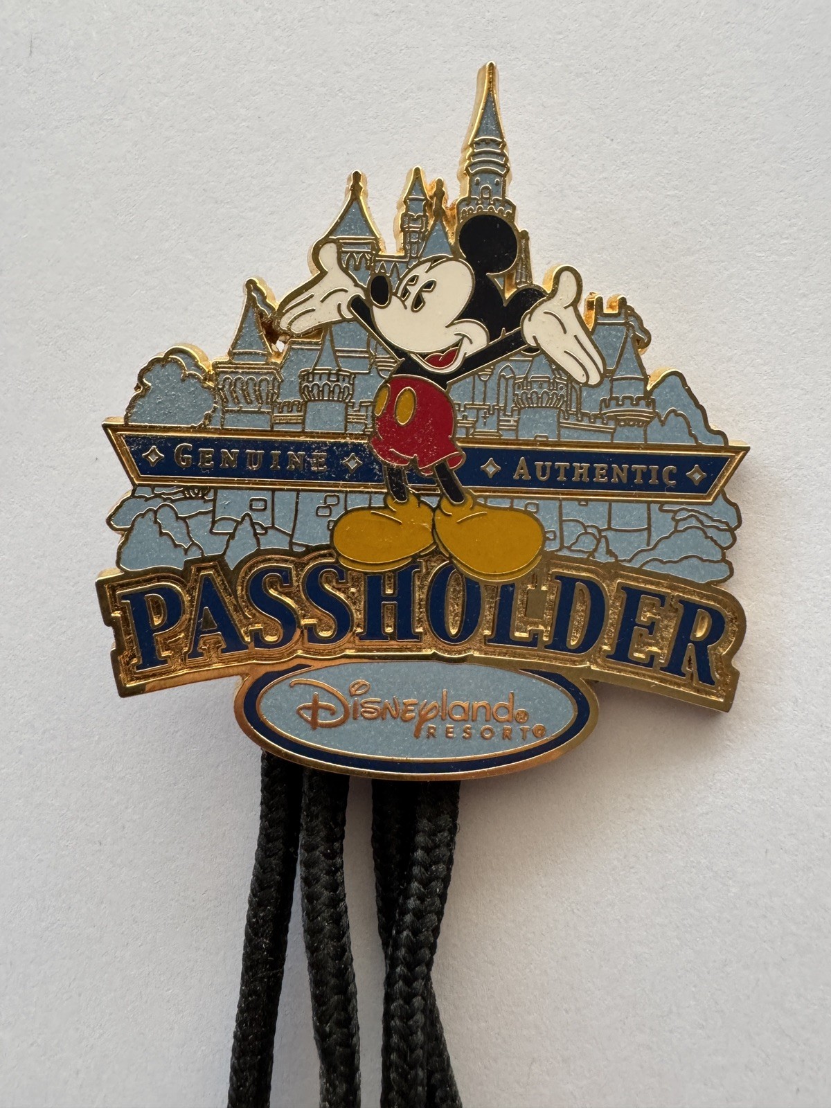 Vintage Disney Pin Disneyland Annual Passholder Mickey Pin 2003 Lanyard & Sleeve