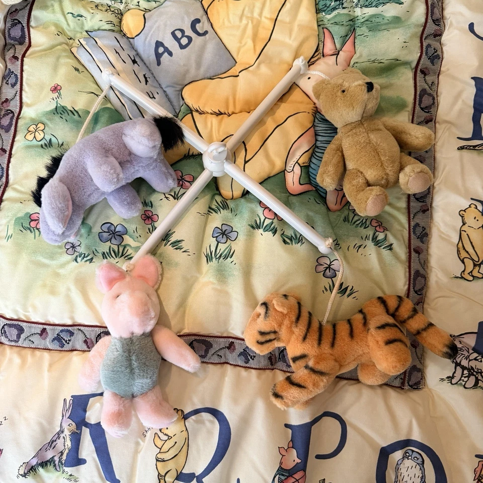 Nuevo juego de cuna de ropa de cama de bebé vintage Alphabet Pooh Red Calliope 1998 con móvil Foto 4 de 4