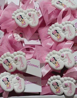 Bomboniera nascita bimba calamita segnaposto magnete piedini Minnie ciuccio body bavetta biberon palloncino | Magie Creative Bomboniere