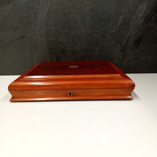 ANTIQUE VINTAGE MAHOGANY CANTEEN STORAGE BOX with TRAY & BRASS CARTOUCHE & KEY - Picture 2 of 14
