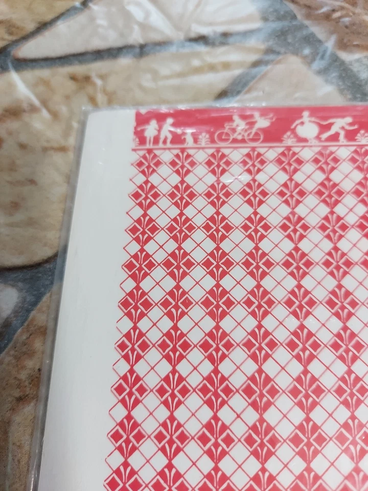 Обои для кукольного домика с эффектом треугольника и каймой масштаб 1:12 миниатюрные красные - Изображение 3 из 4