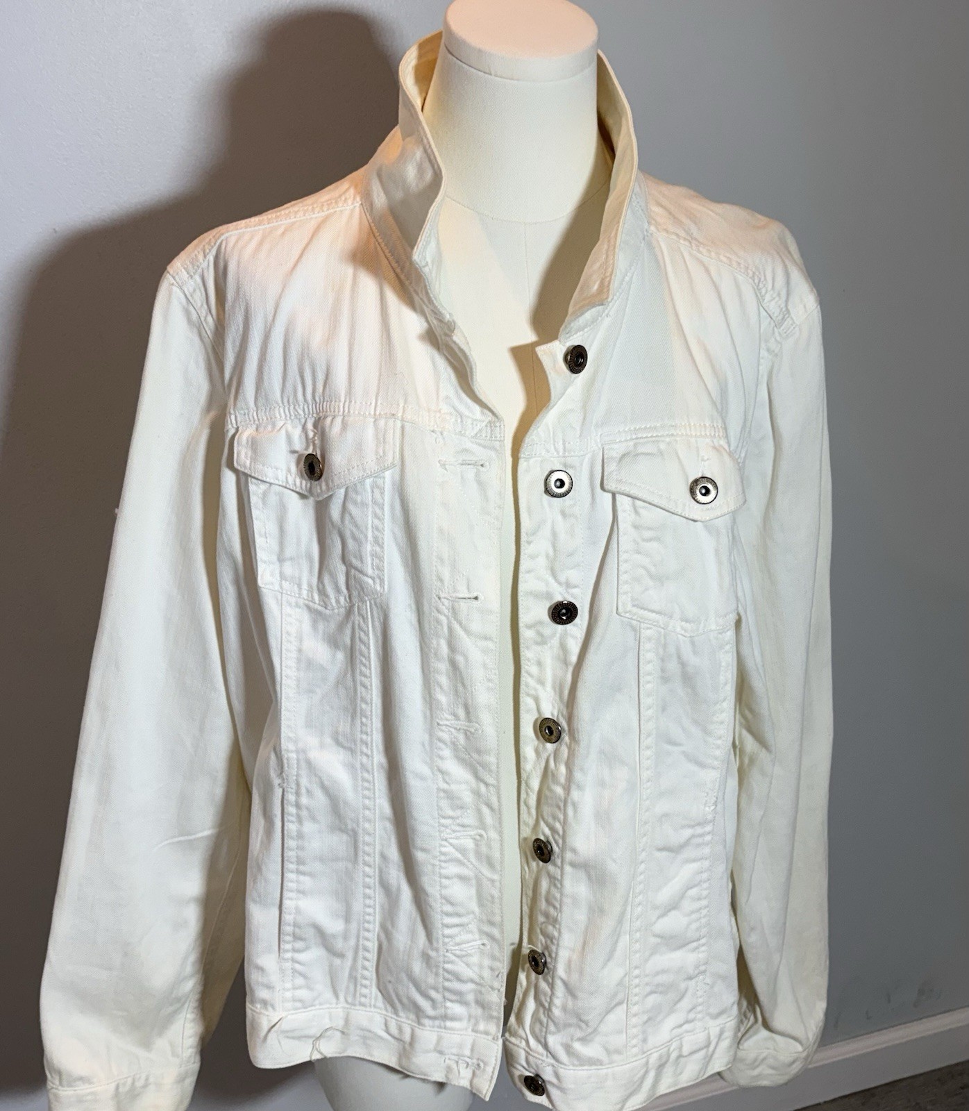 Super Cute White Button Down Jacket Perfect For S… - image 4