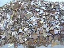 LOT OF  (35)  ANTIQUE AND VINTAGE FLAT STEEL KEYS OLD LOCK,PADLOCK,TRUNK...  
