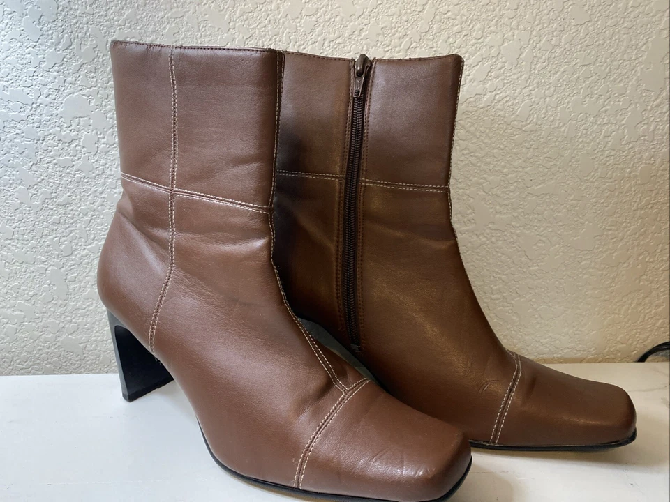 Wanted Size 8 NWOB Brown Short Boot 3 1/2 Inch Heel Zip Closure Boot - Image 2 of 4