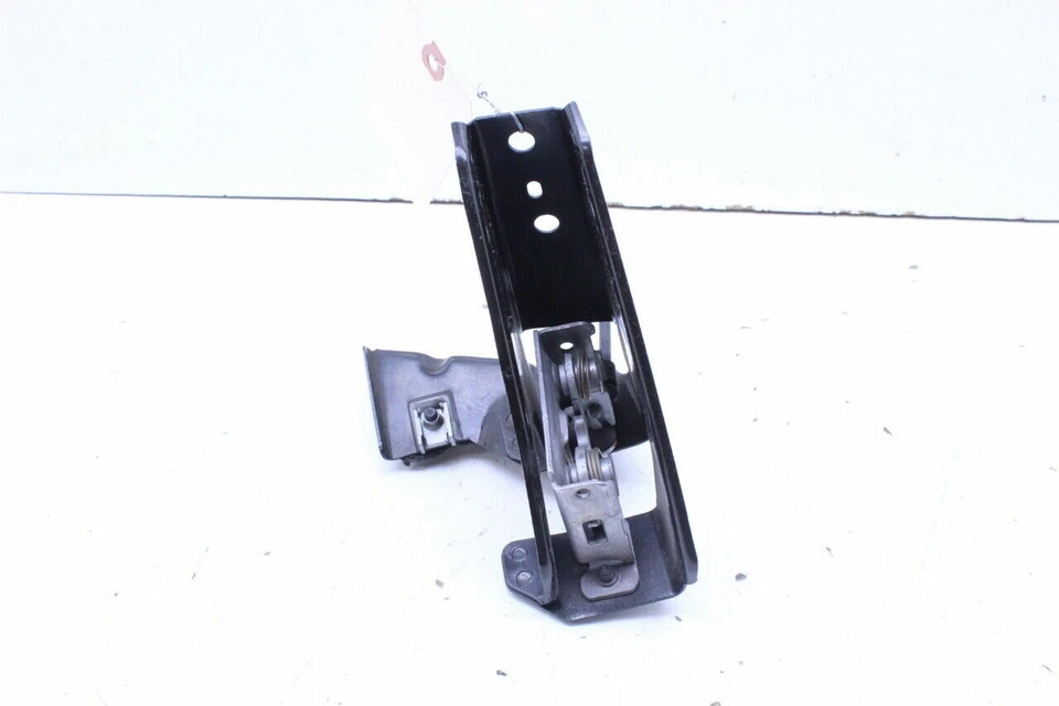 Soporte de bloqueo del capó izquierdo BMW 335i 2011 OEM usado Foto 2 de 4