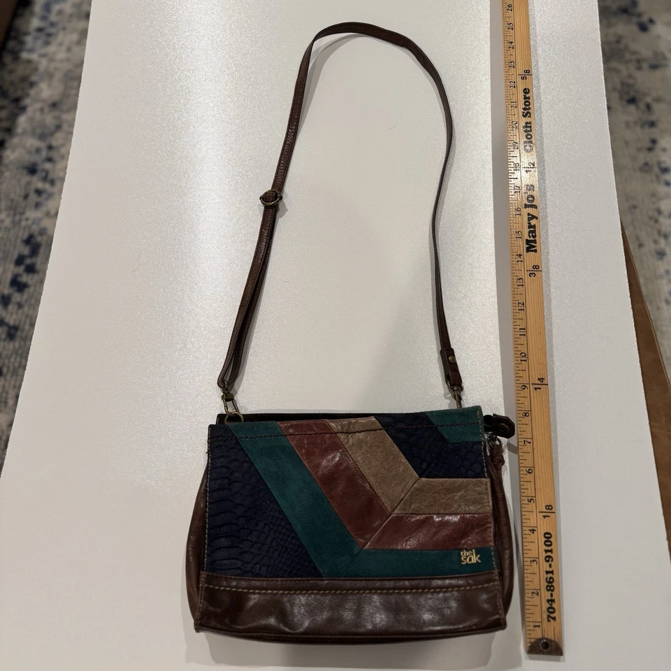 The Sak Y2K 拼布皮革和麂皮绒 Iris Demi 斜挎包可拆卸肩带  — 第 3/4 张图片