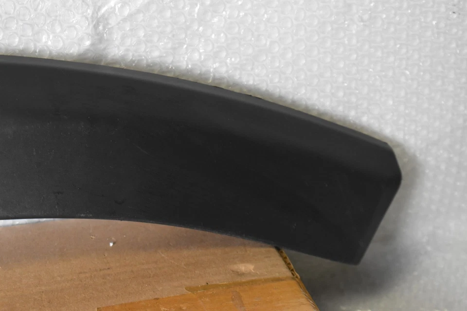 Moldura derecha Range Rover Velar Wheelhouse 2018-2019 OEMJ8A2-28370-AD Foto 4 de 4