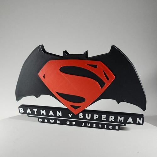 Batman v Superman L'alba della giustizia | Logo stampato in 3D | | Espositore autoportante - Foto 2 di 6