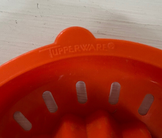Tupperware vintage citrus juicer set  4 piece measuring cup lid with spout