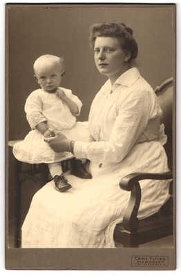 Photograph Carl Thies, Hanover, Höltystrasse 15, mother with toddler on chair 