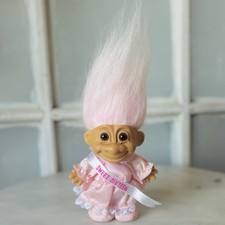 "Vestido de cumpleaños rosa de colección Russ Troll SWEET SIXTEEN muñeca 6"" pelo rosa ojos marrones"