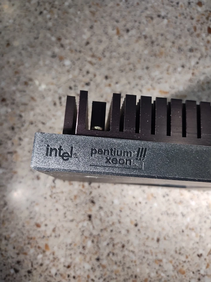 Intel Pentium III Xeon 500MHz (BX80525KY500512) Processor - Image 3 of 4