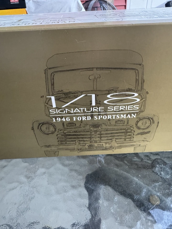Signature Srs. 1946 Ford Sportsman Woody Super Deluxe Convertible Lucky Die Cast - Image 3 of 4