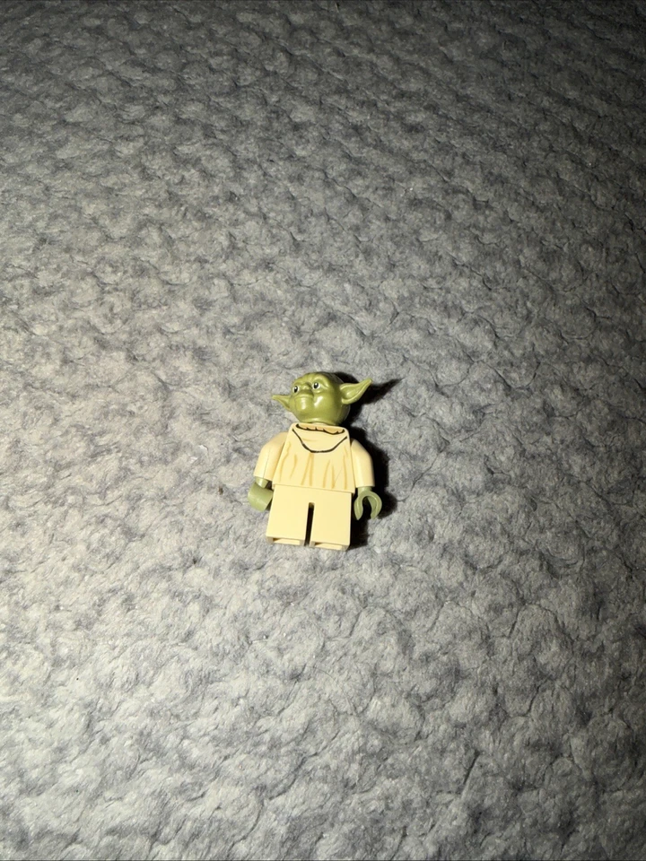 LEGO Star Wars Yoda Minifigura Verde Oliva Foto 2 de 3