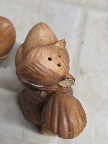 VTG Ceramic Squirrel Holding Acorn Salt and Pepper Shaker Set - Picture 6 of 11