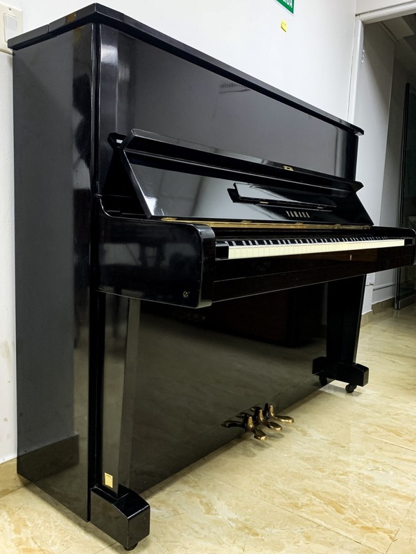 Yamaha U1 48" Upright – Exceptional Condition – Black Polished