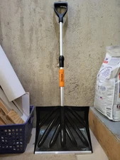**NEW** Trazon Large Capacity Snow Shovel with Retractable Handle
